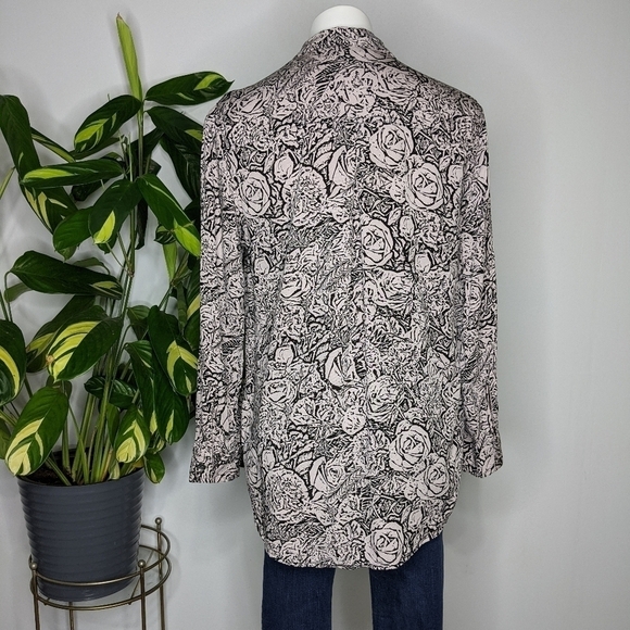 ✨3/$15 Rock & republic black cream rose button up M - Picture 3 of 5